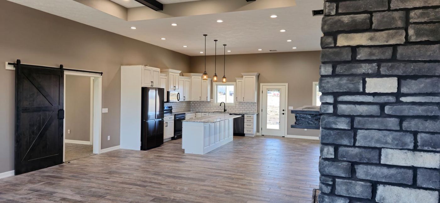 Completed custom shouse with attached shop, built by Hahn Custom Homes in the Sioux Falls area